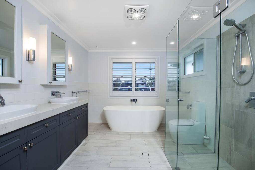 Stunning 4br House With Pool & Waterfront View