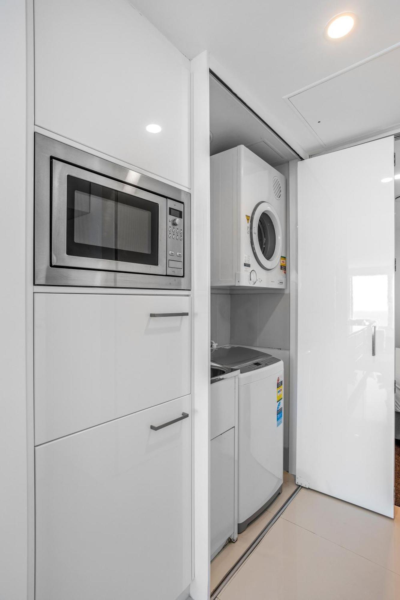 Oceanview 2-bed With Pool, Sauna, Gym & Parking Apartment *