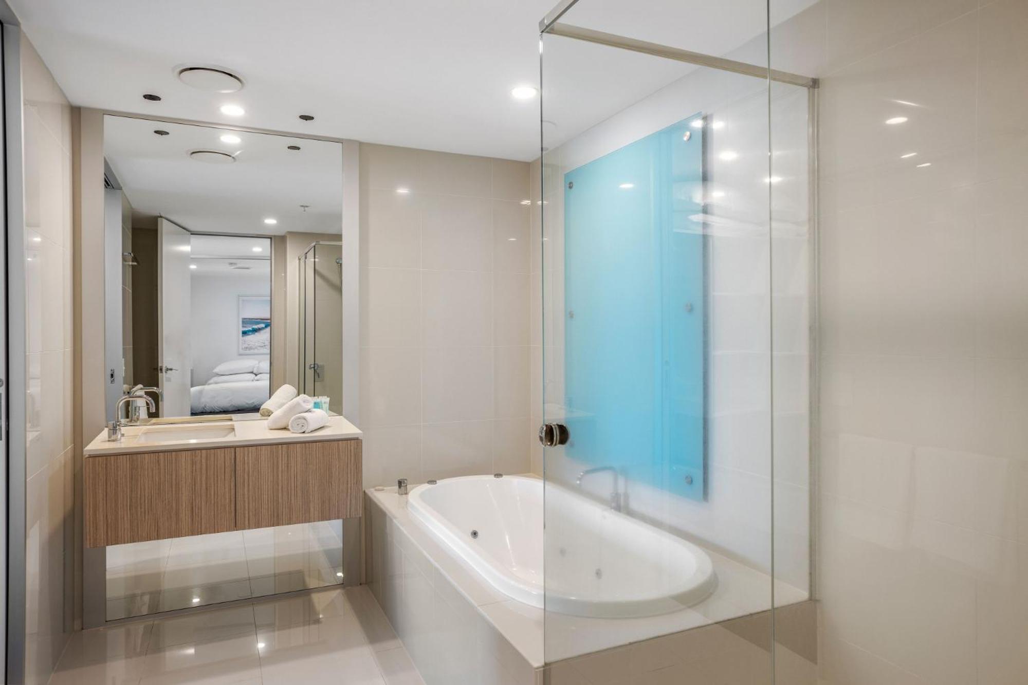 Oceanview 2-bed With Pool, Sauna, Gym & Parking Apartment