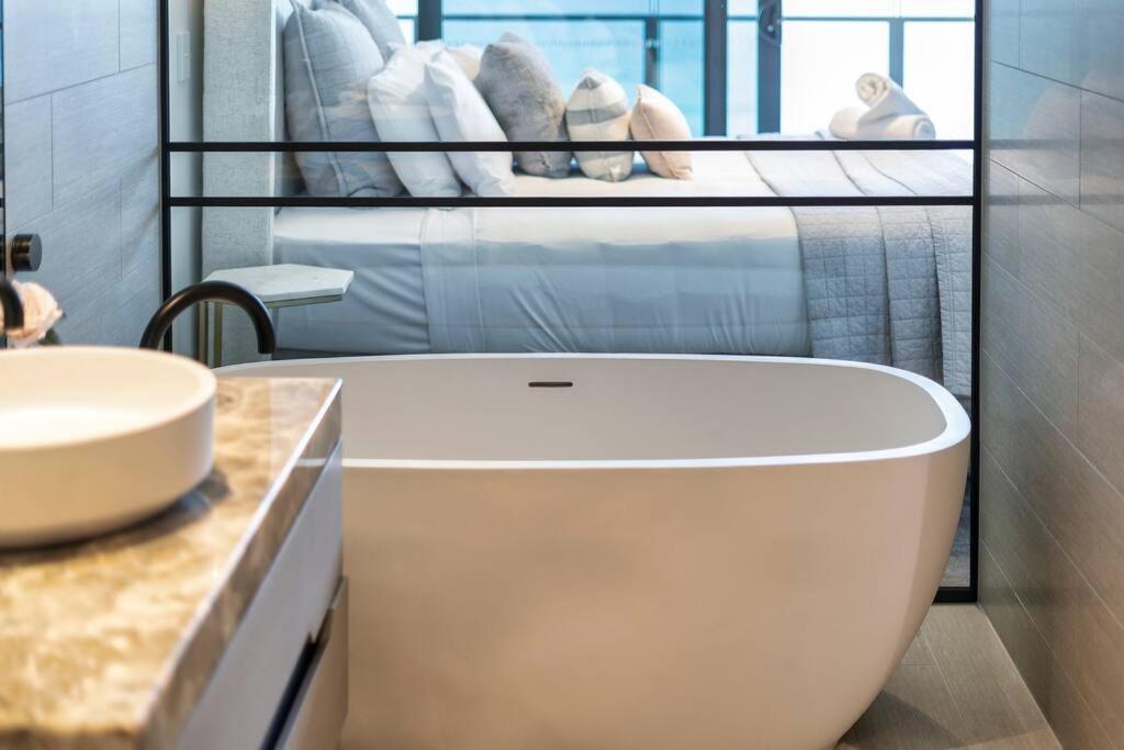 Luxury Jewel Beachfront King Gold Coast
