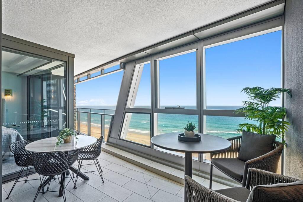 Luxury Jewel Beachfront King Apartment