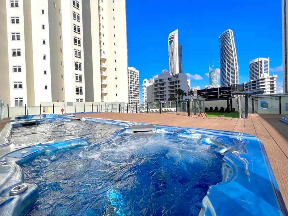 Apartment Sea Views, 150 Mtrs To Surfers Beach, Ideal Location For Surfers Paradise *