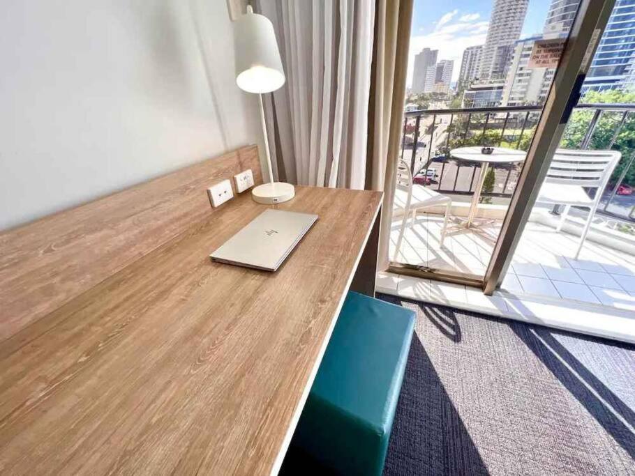 Sea Views, 150 Mtrs To Surfers Beach, Ideal Location For Surfers Paradise Apartment *