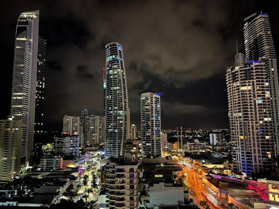 Sea Views, 150 Mtrs To Surfers Beach, Ideal Location For Surfers Paradise Apartment *