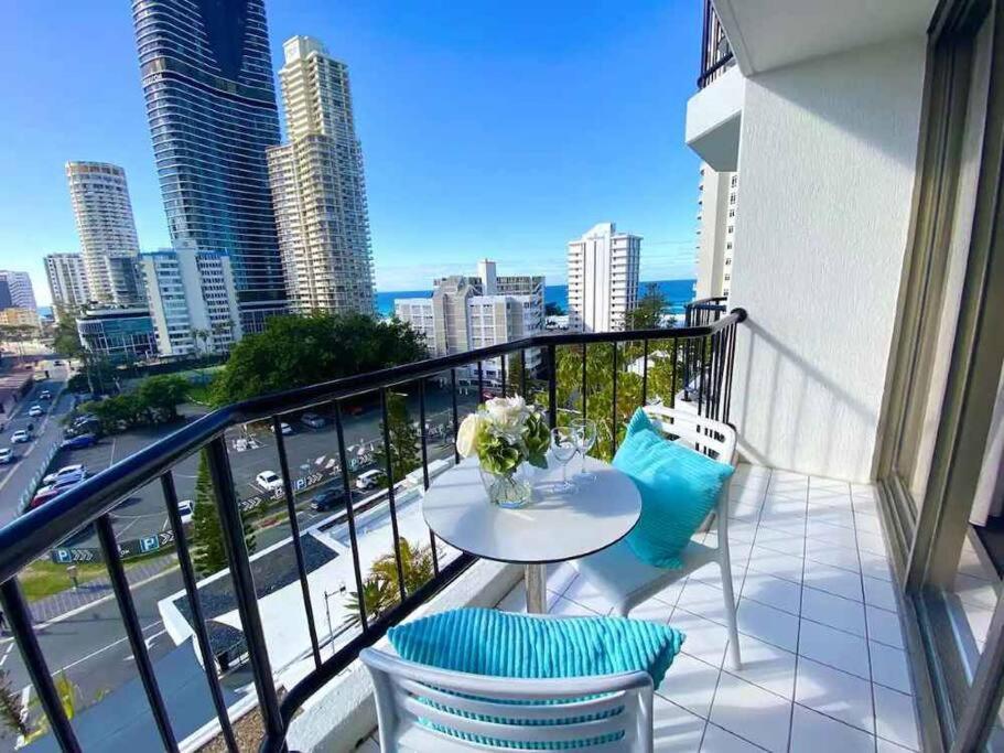 Sea Views, 150 Mtrs To Surfers Beach, Ideal Location For Surfers Paradise Apartment
