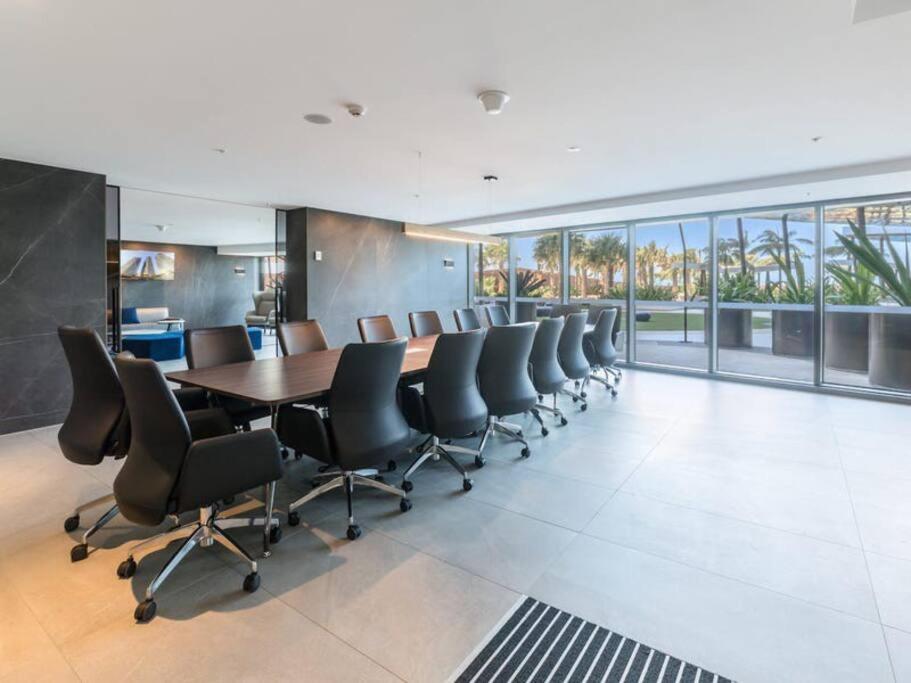 Luxury Jewel Beachfront King Apartment