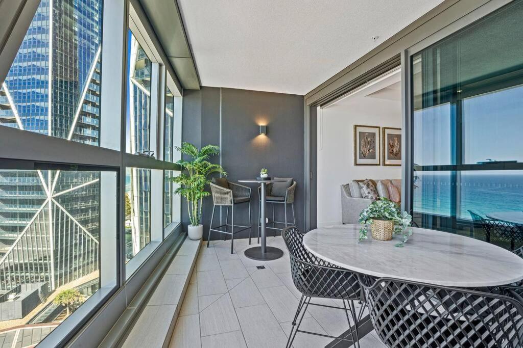 Luxury Jewel Beachfront King Apartment *