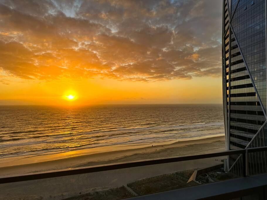 Luxury Jewel Beachfront King Apartment *