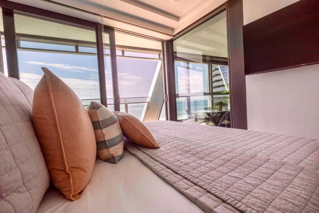 Luxury Jewel Beachfront King Apartment *