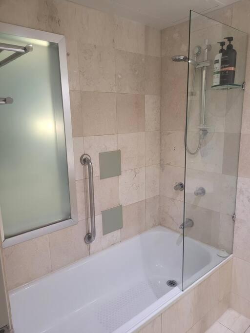 Sea Views, 150 Mtrs To Surfers Beach, Ideal Location For Surfers Paradise Gold Coast