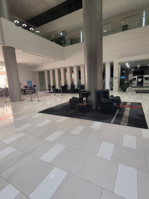 Sea Views, 150 Mtrs To Surfers Beach, Ideal Location For Surfers Paradise Apartment *