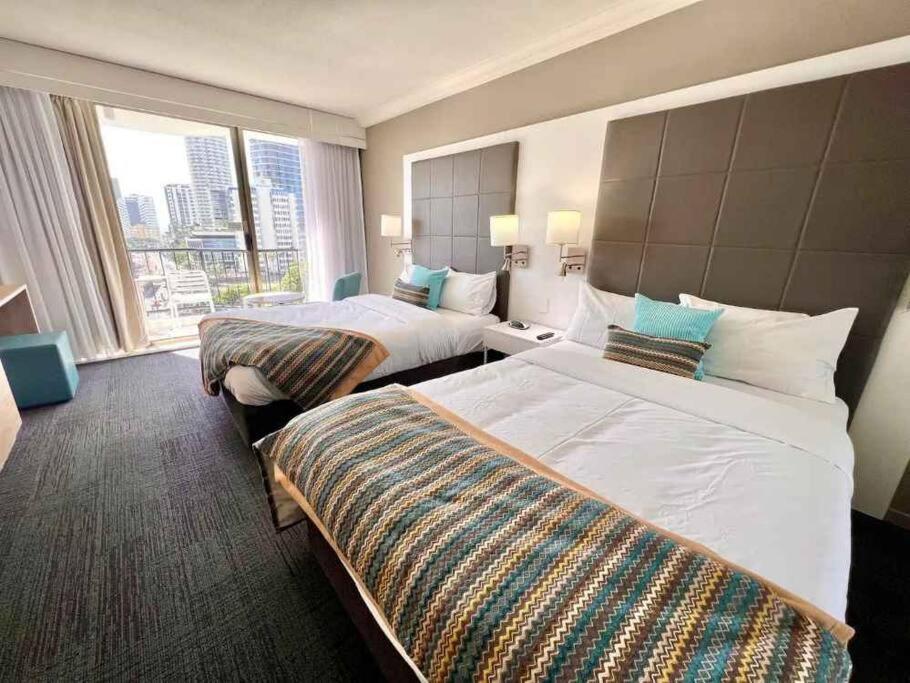 Apartment Sea Views, 150 Mtrs To Surfers Beach, Ideal Location For Surfers Paradise *