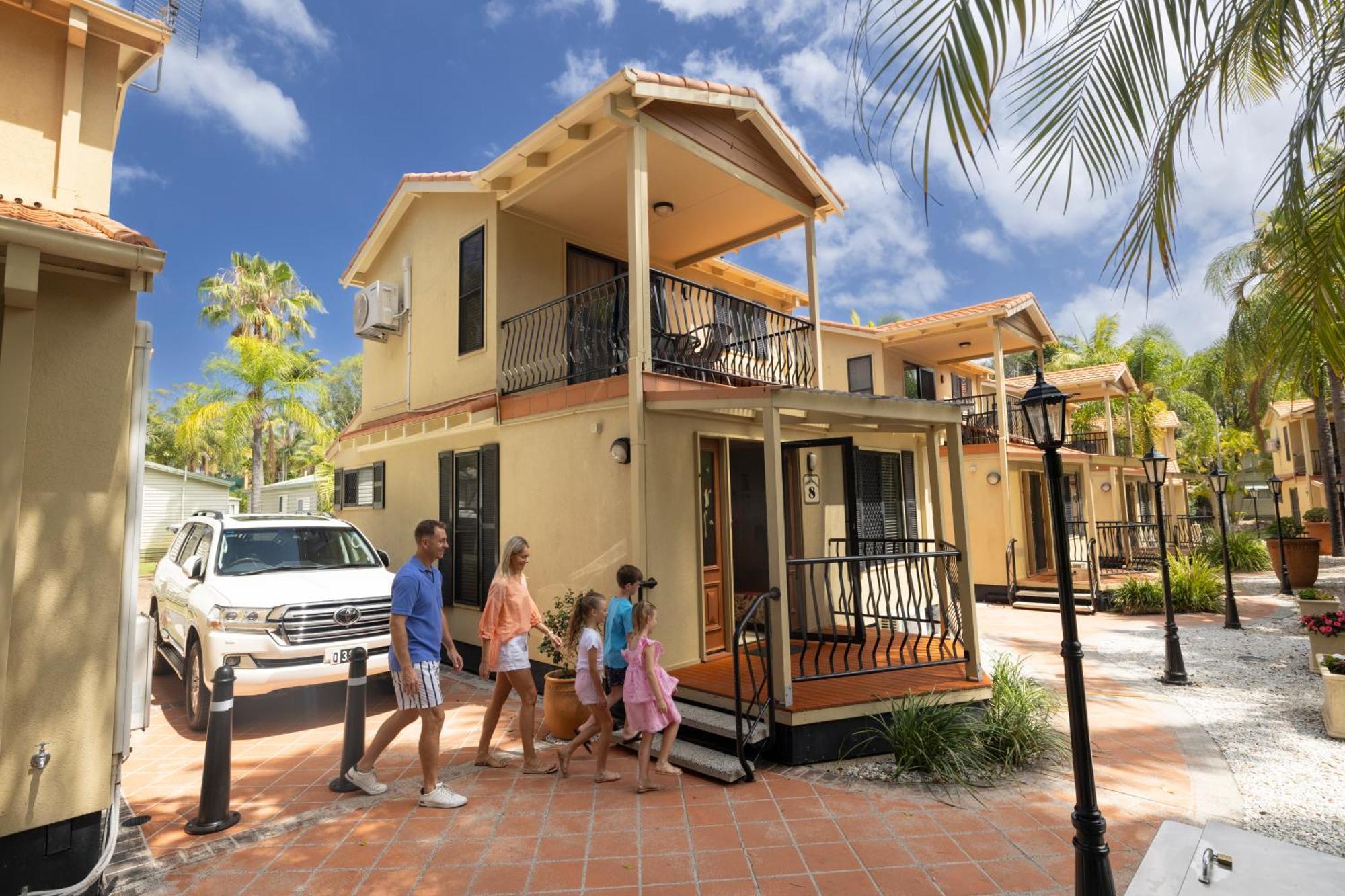 Ashmore Palms Village Resort 4*