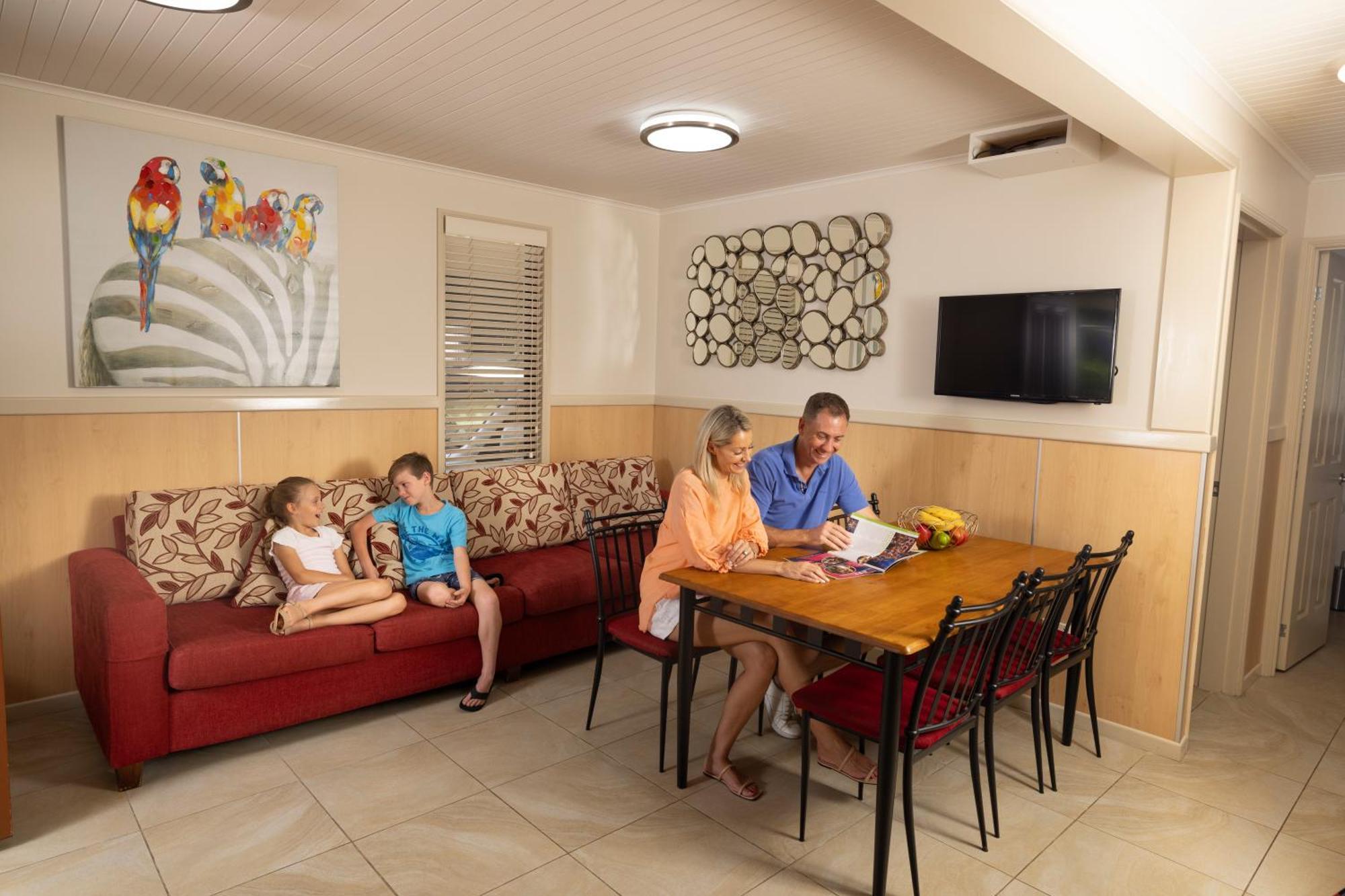 Ashmore Palms Village Resort 4*