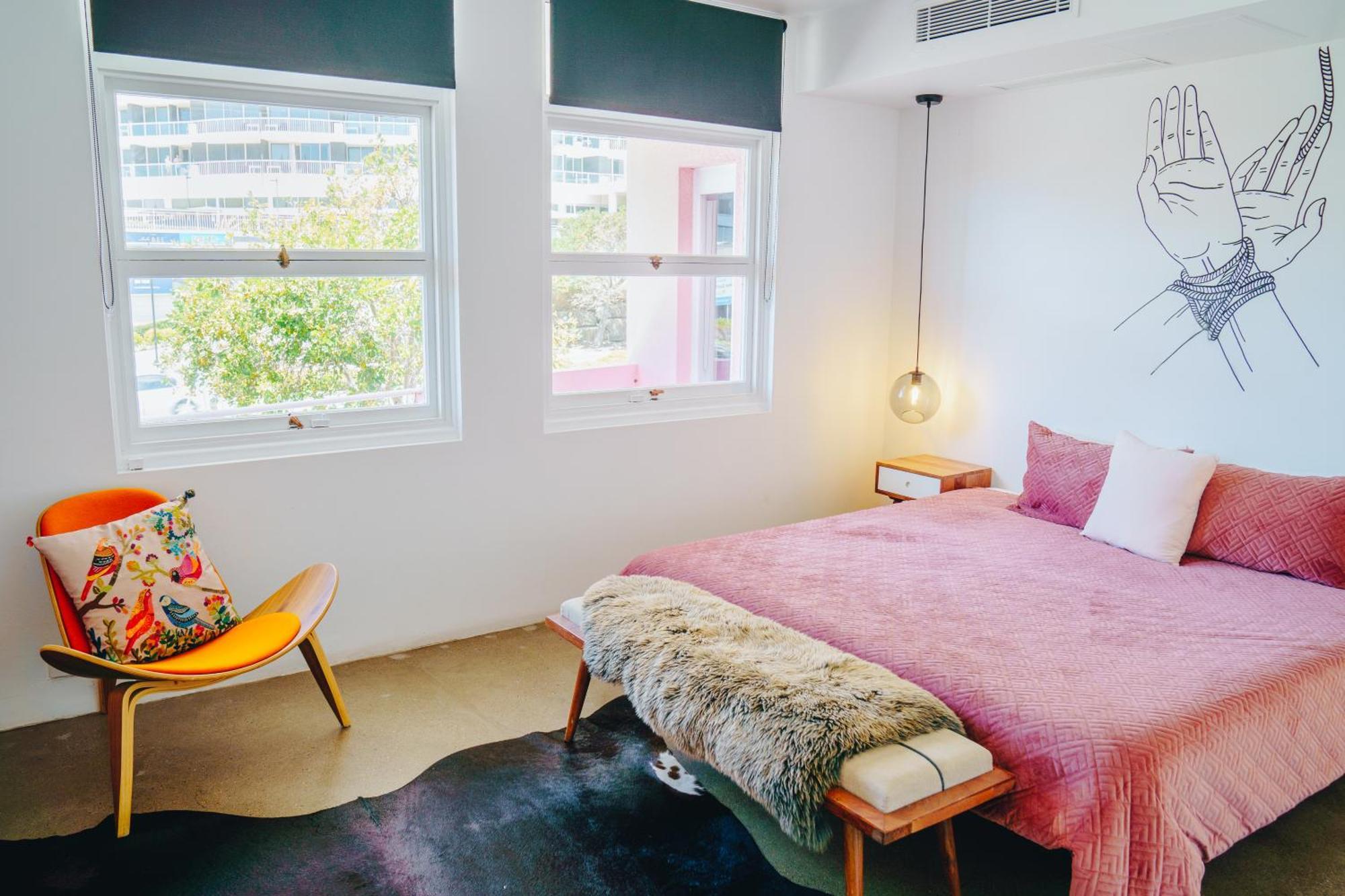 Hotel The Pink Coolangatta Gold Coast