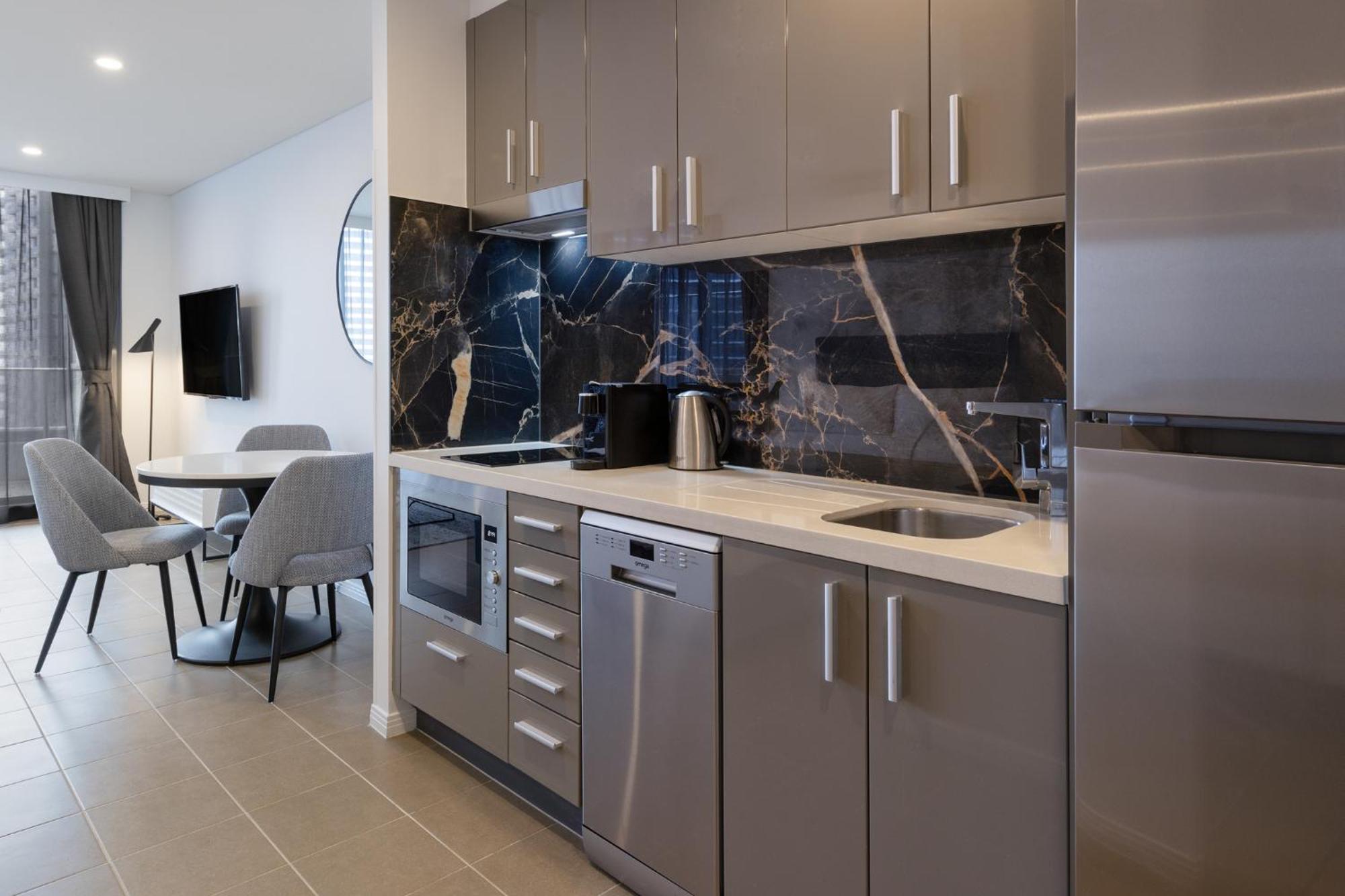 Hotel Meriton Broadbeach 5*
