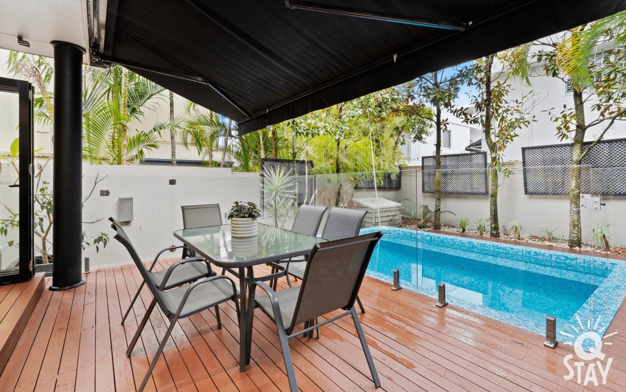 3 Bedroom Villa's In Surfers Paradise - Q *