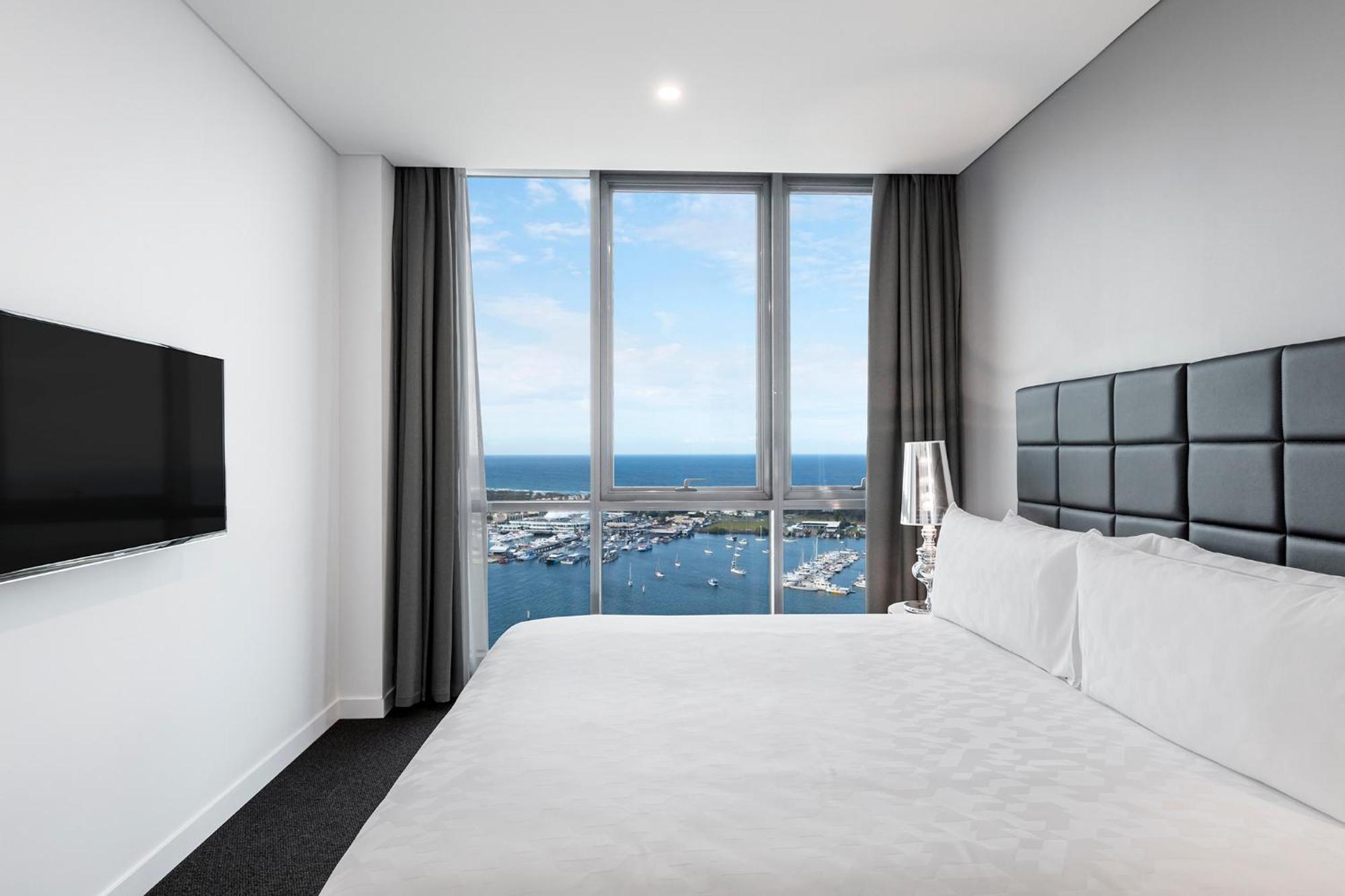 Hotel Meriton Southport 5*