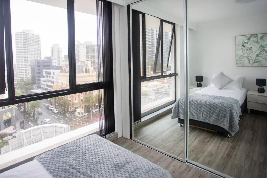 Surfers Paradise 2 Bedroom Orchid Ave