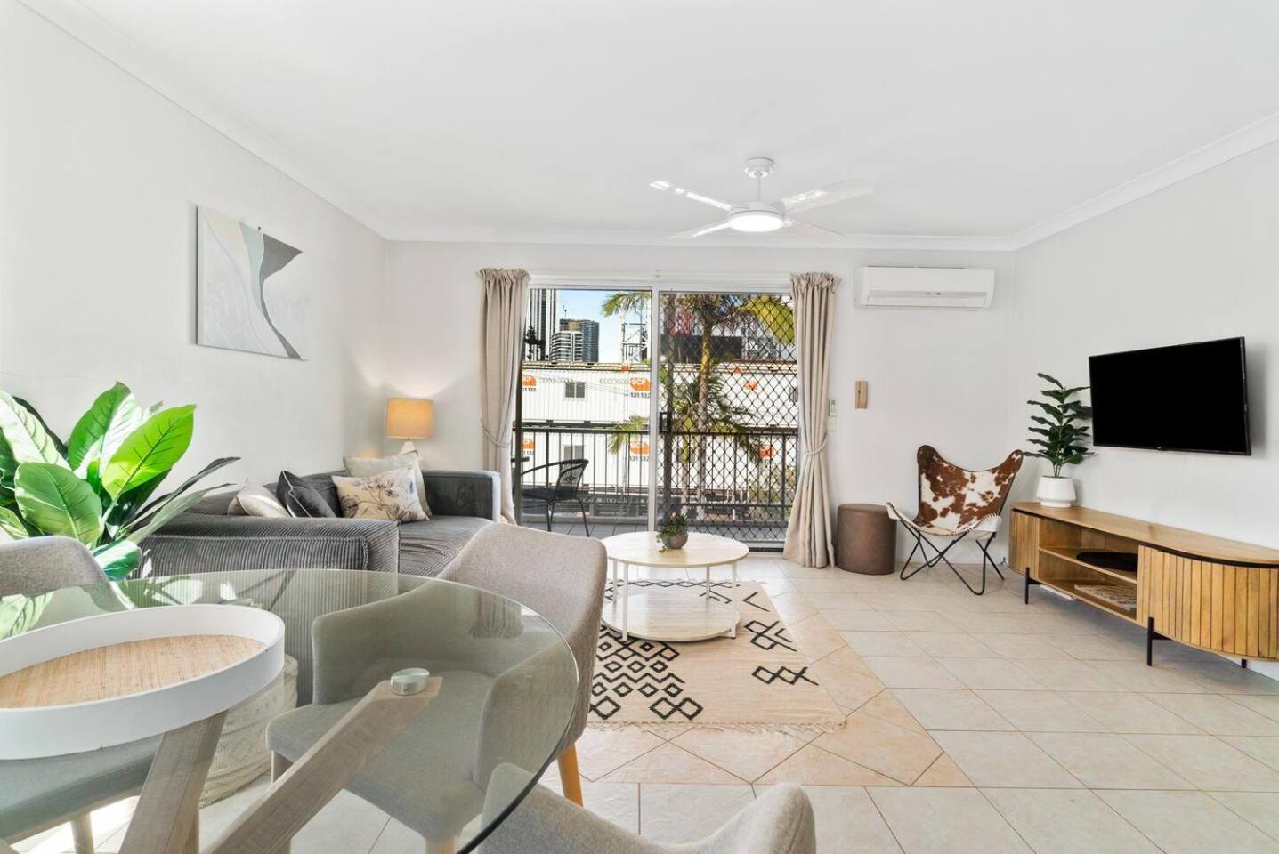 'golden State Of Mind' Coastal Haven In Broadbeach Apartment