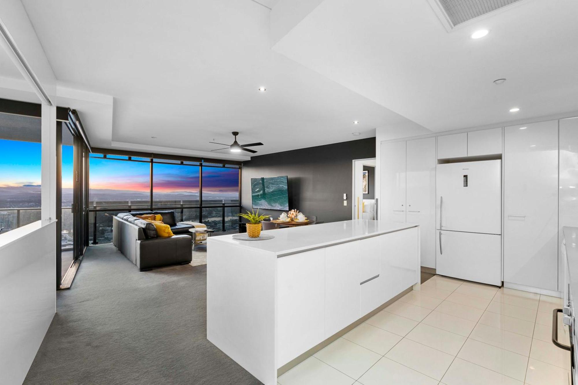 Circle On Cavill: Hinterland View Apartment *