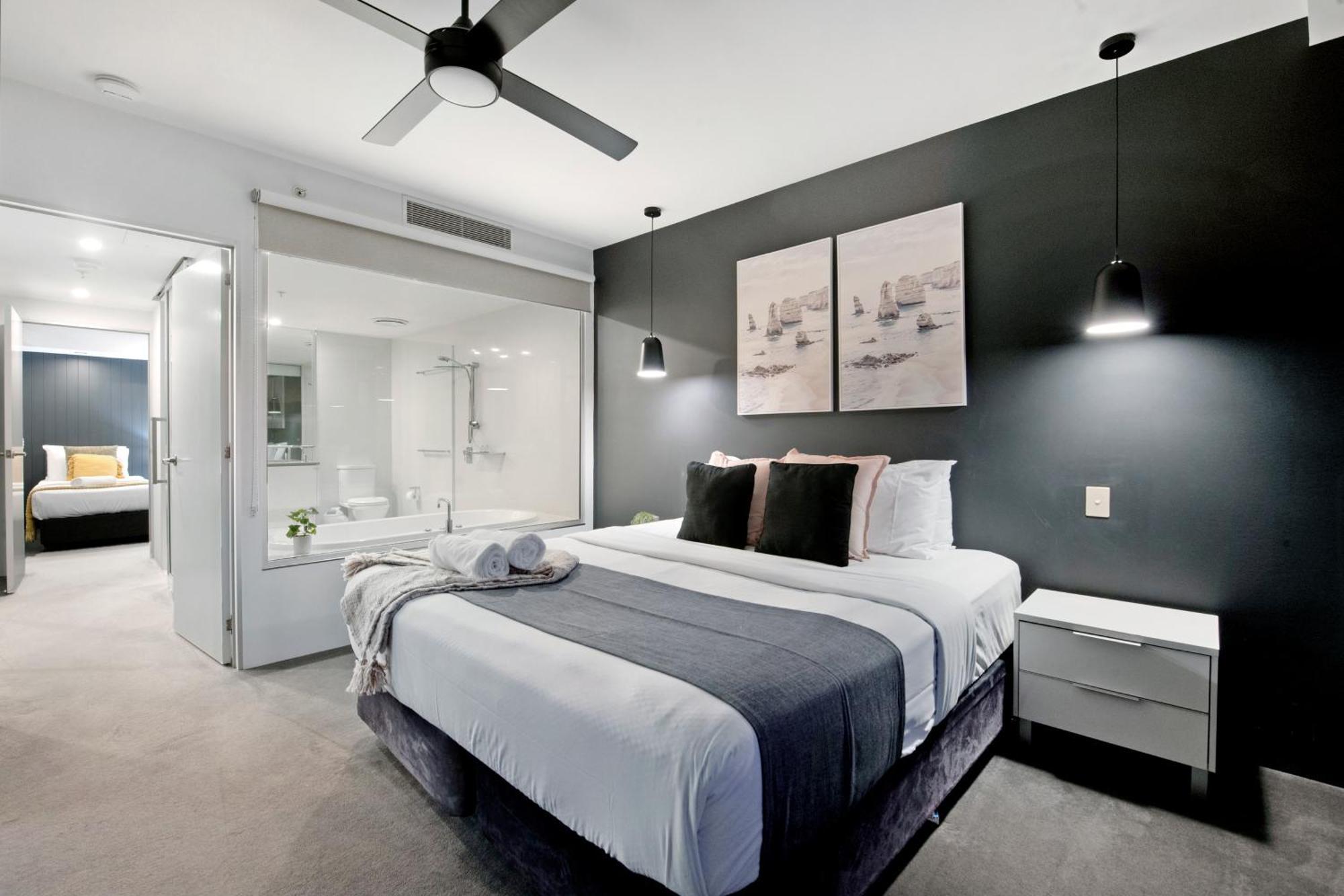Circle On Cavill: Hinterland View Apartment *