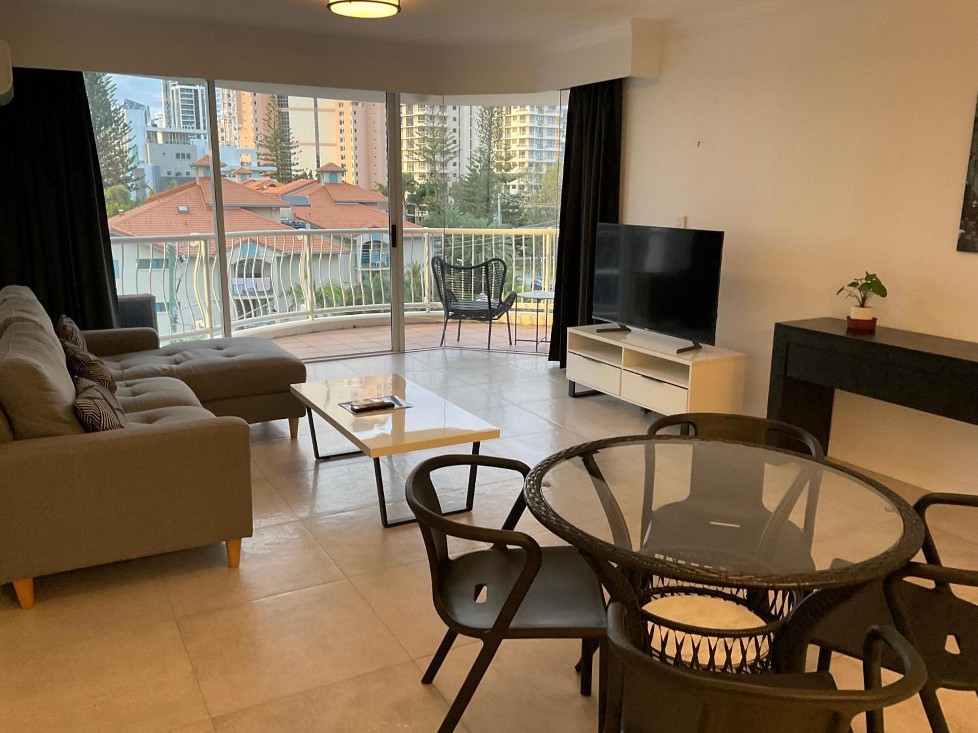 Broadbeach Aparthotel 4*