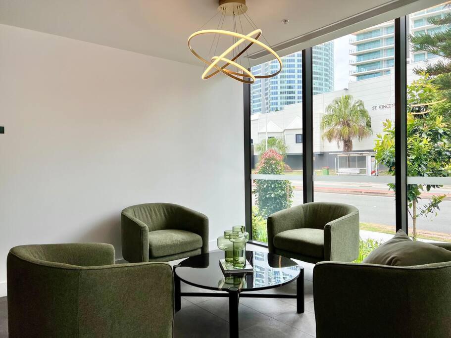 Romantic In Surfers Apartment