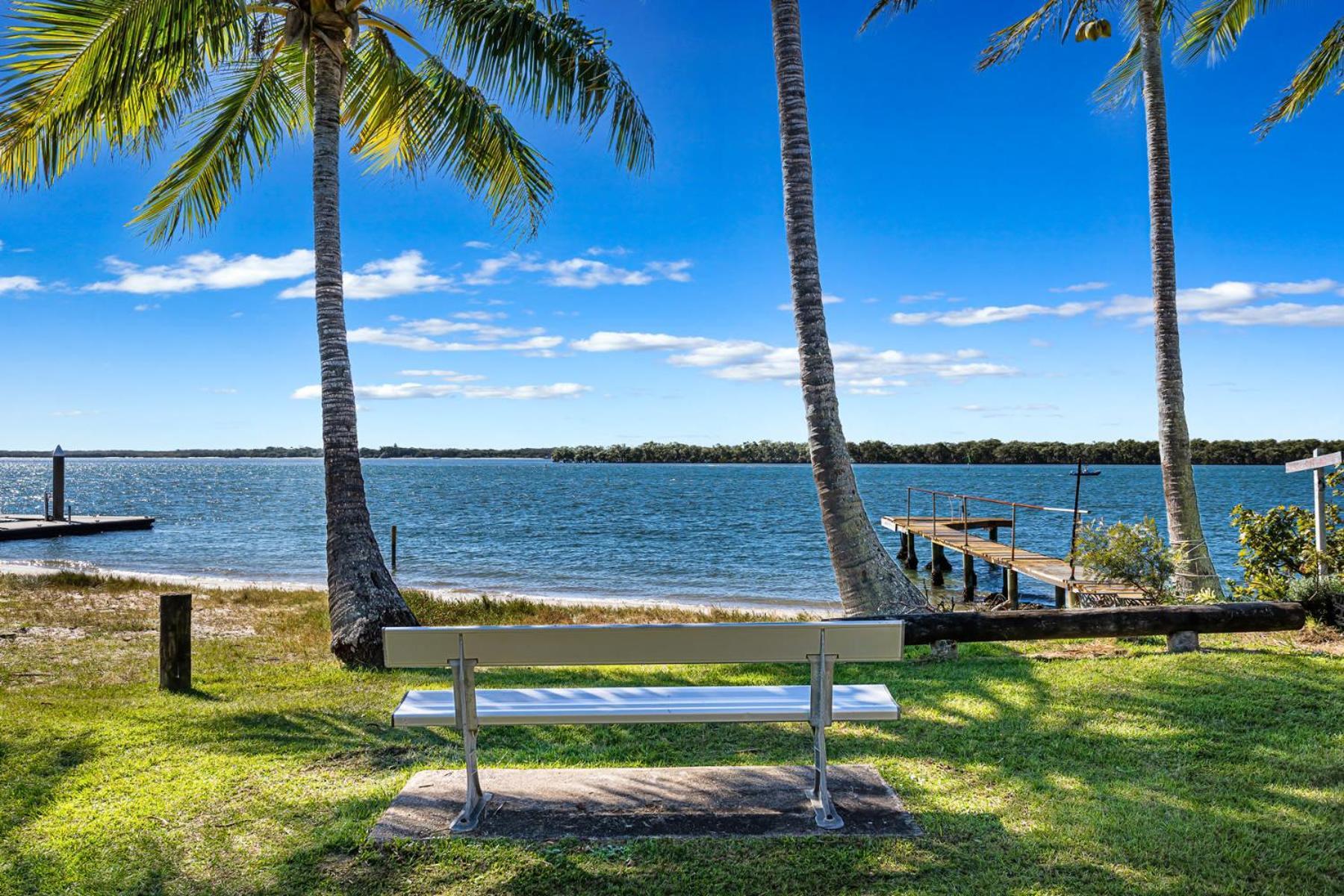 Poinsettia Beach Broadwater Retreat *