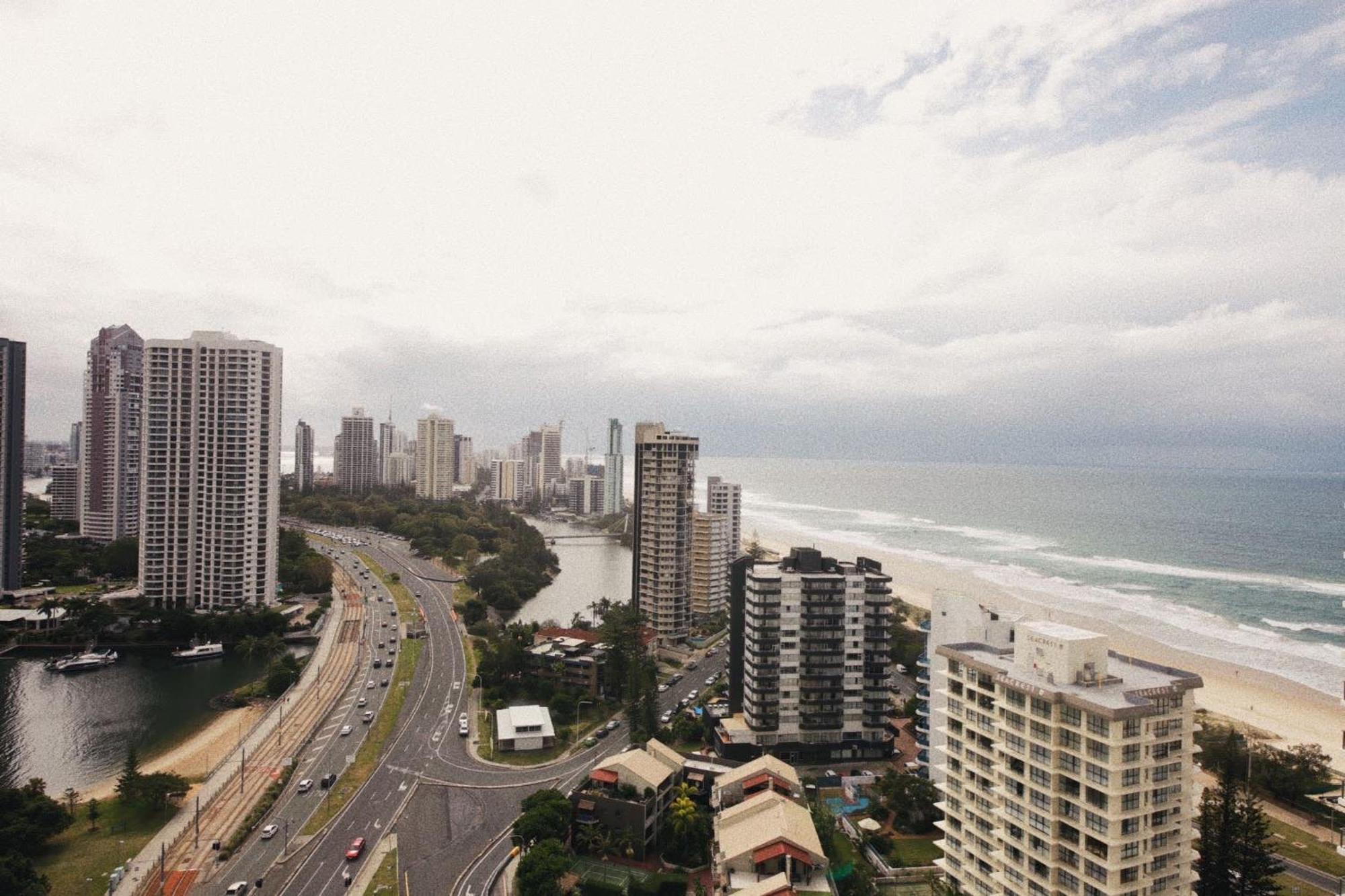 High Level Spacious Ocean View At Surfers