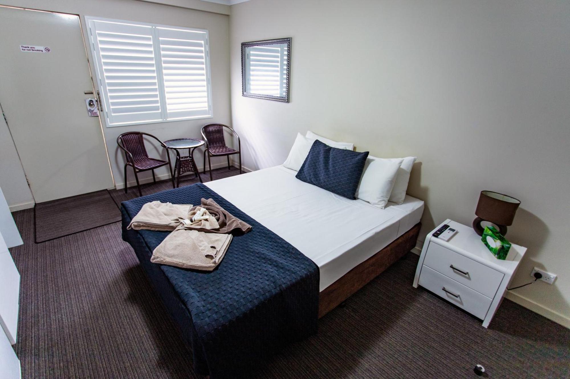Tropicana Motel 3*