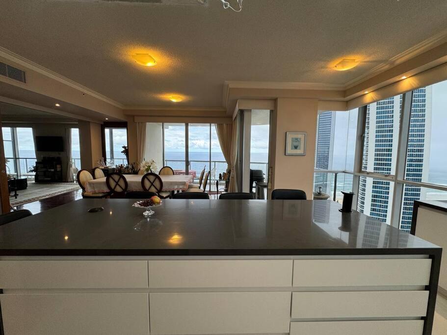 Welcome To A 275m2 Sub-penthouse With Great Ocean Apartamento Gold Coast