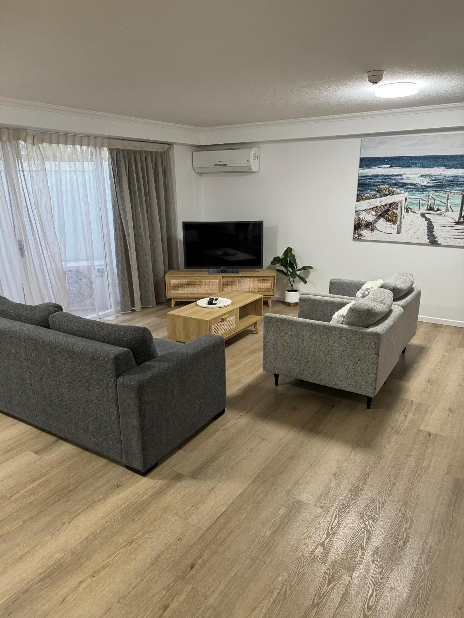 Surfers Paradise - Huge Family *