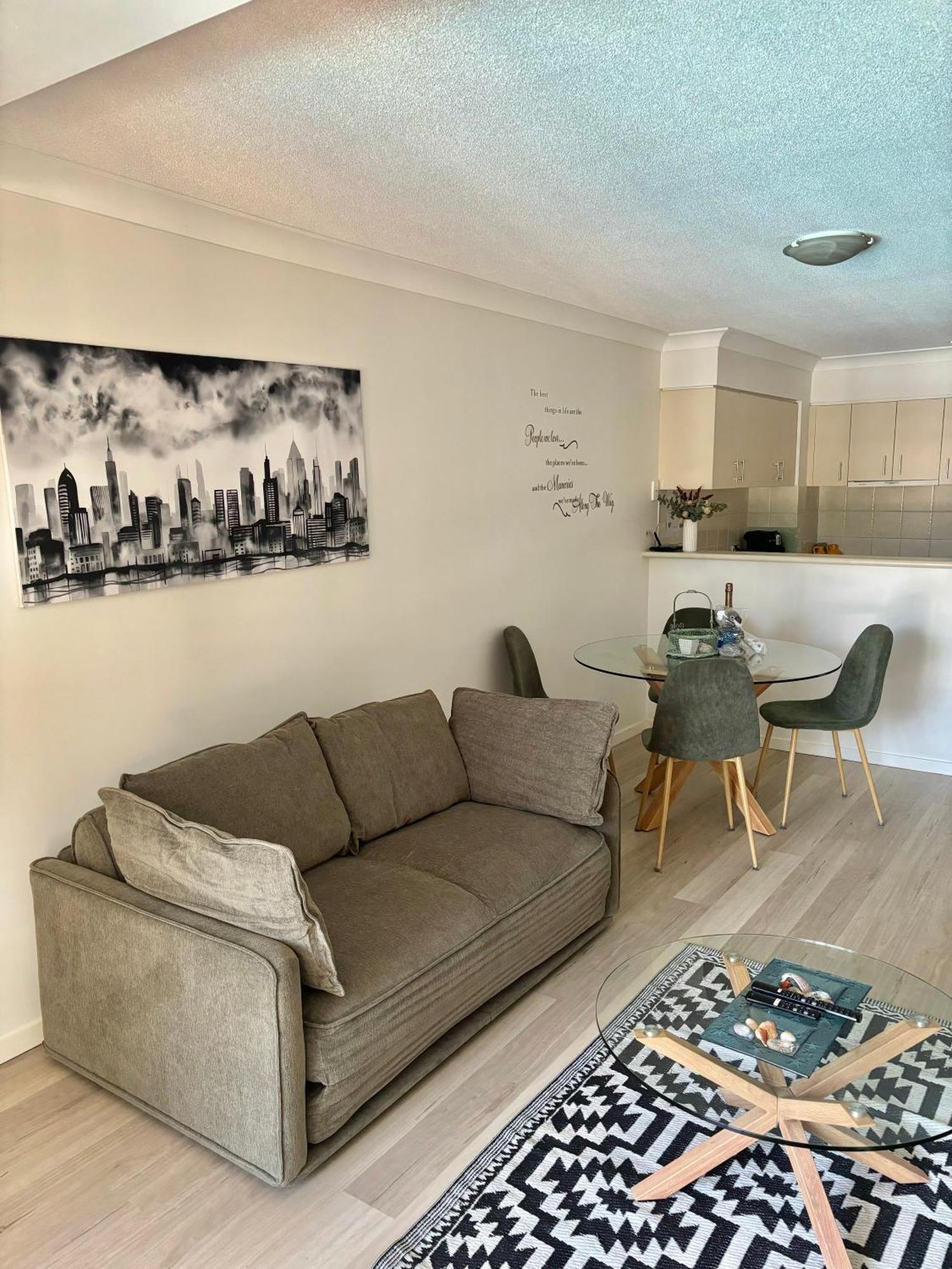 Location Location Location - Broadbeach :) * Gold Coast