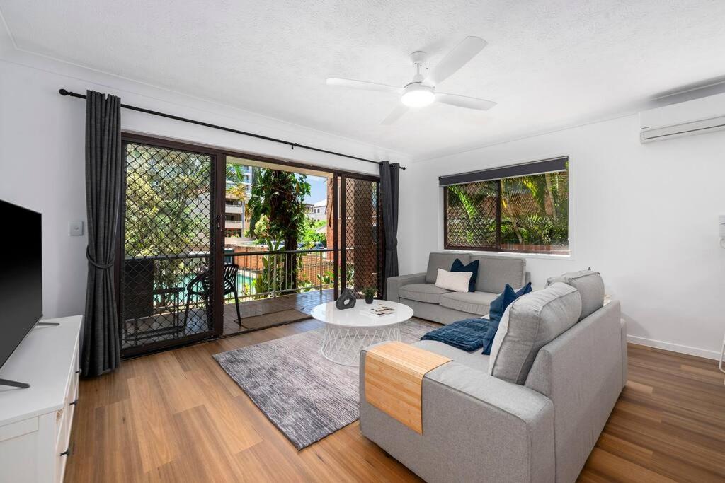 Blue Skies - 2 Bedroom Broadbeach Gold Coast