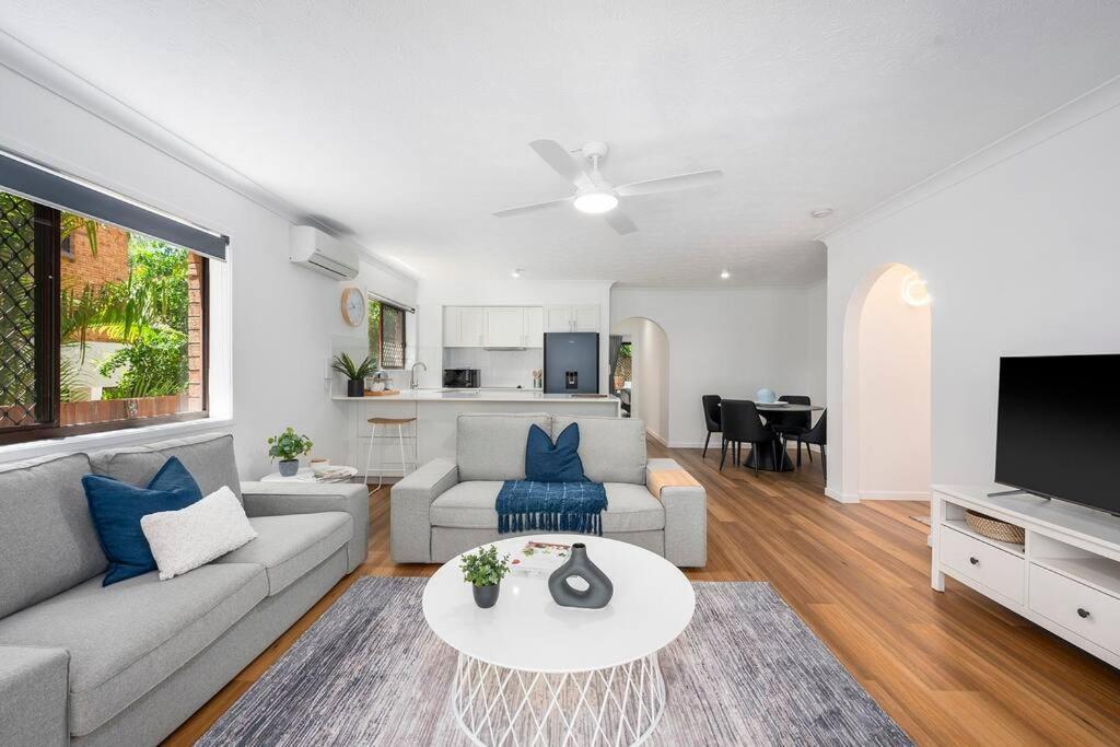 Blue Skies - 2 Bedroom Broadbeach Gold Coast