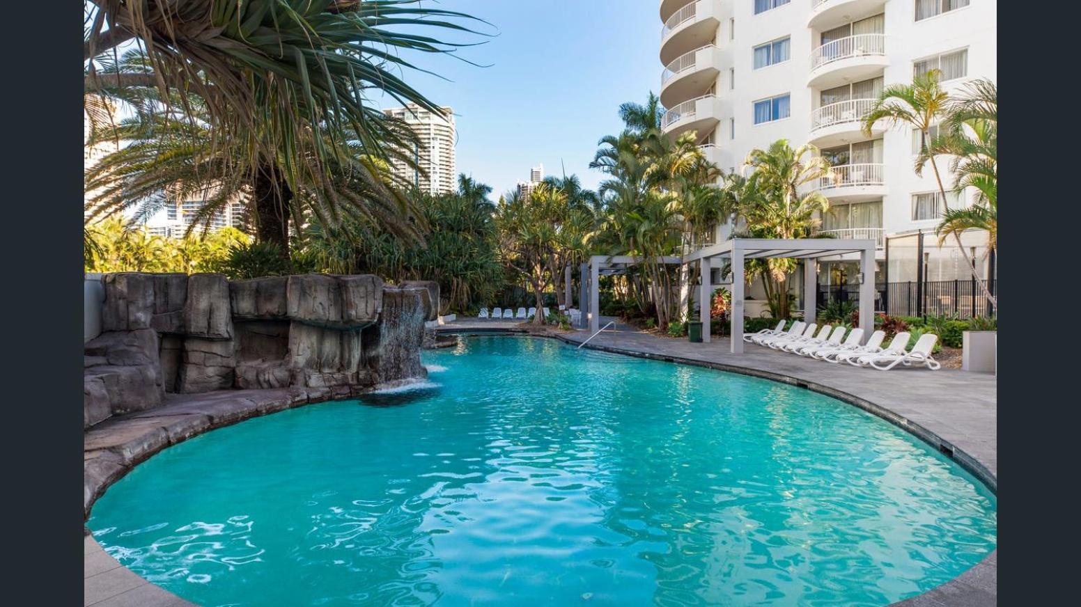 Surfers Paradise - Huge Family