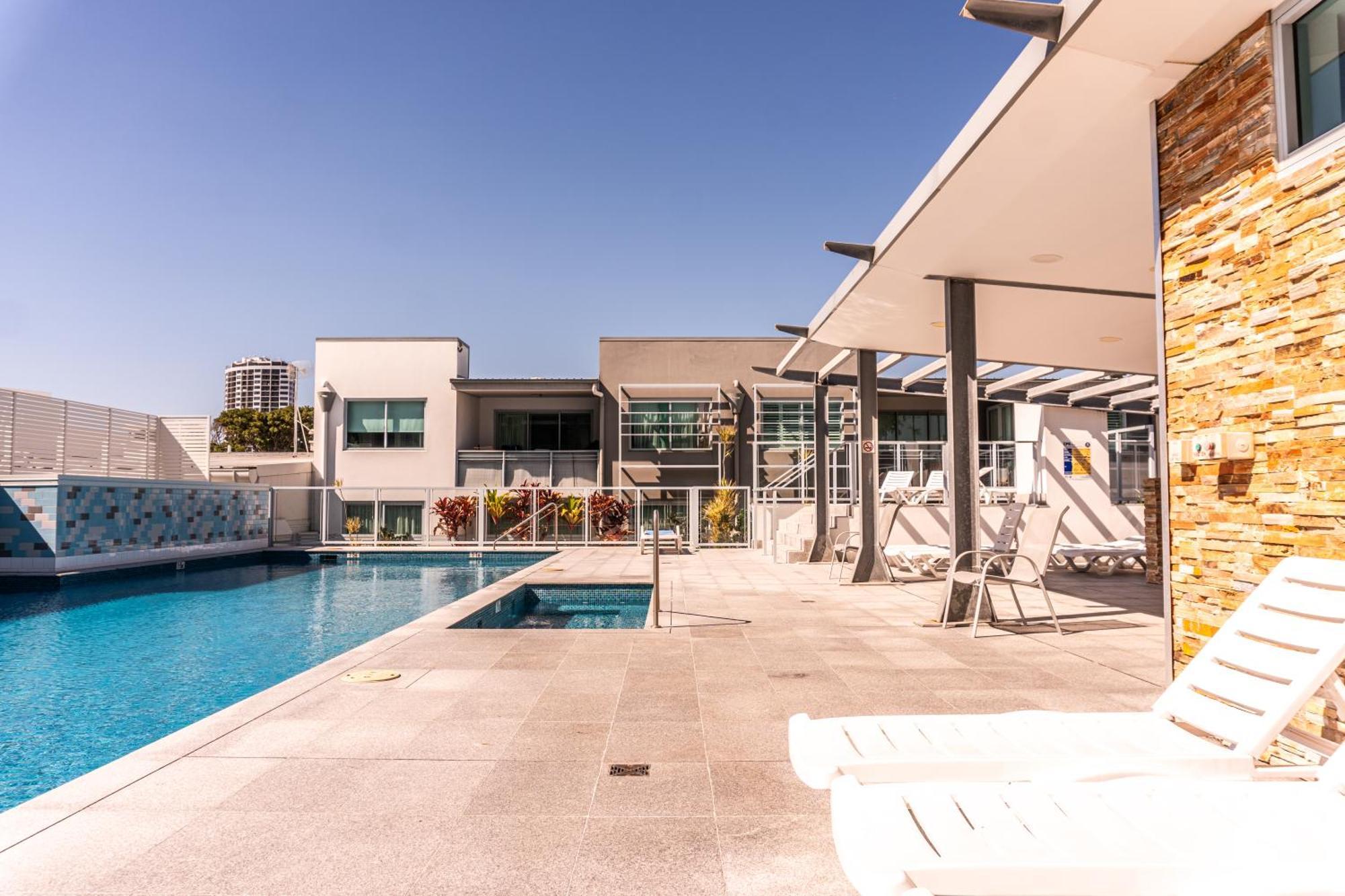Pavilion Palm Beach, Vibrant Cafs & Dining