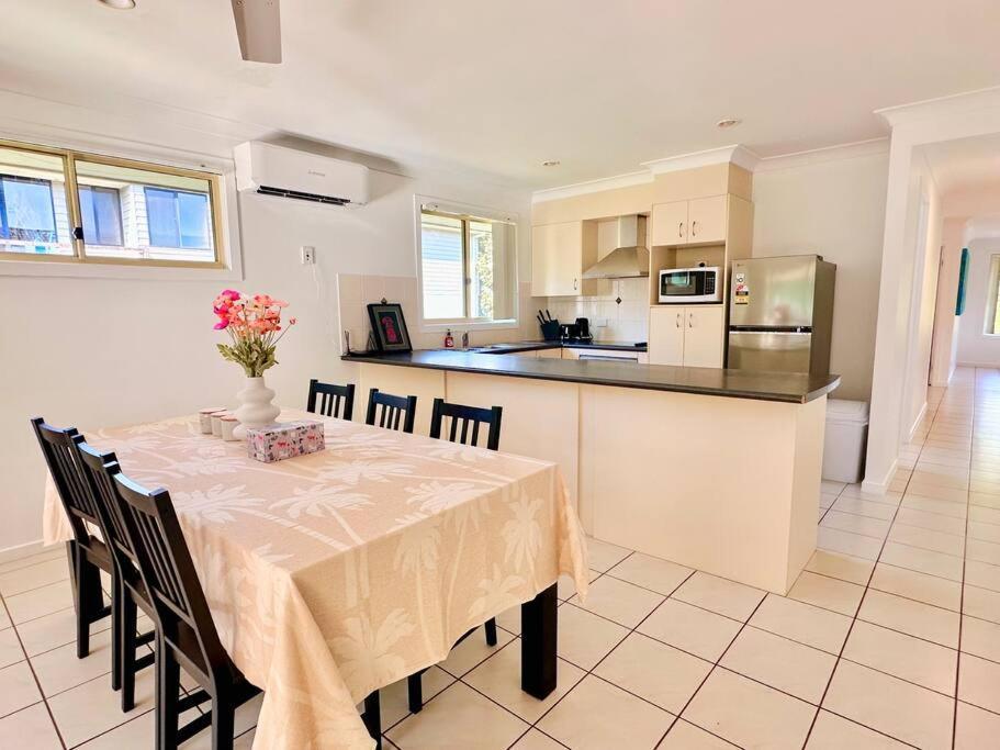Simple & Peaceful Escape! Entire 4 Bedroom House 10min To Theme Parks *