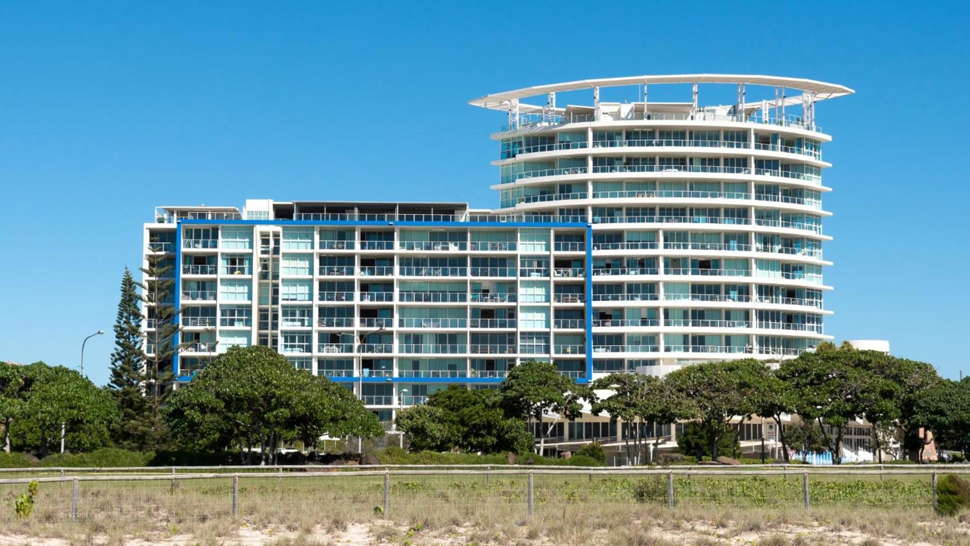 Kirra Surf Aparthotel 4*