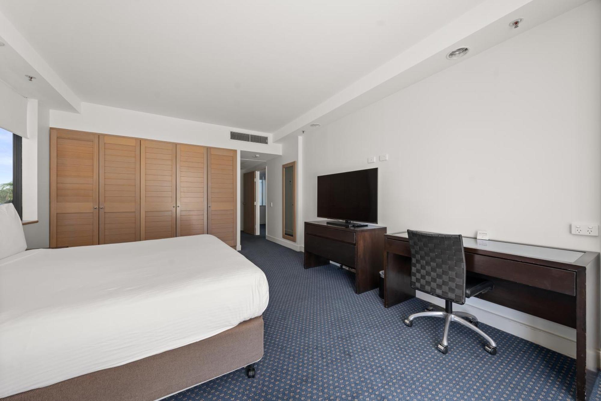 Hotel Crowne Plaza Surfers Paradise By Ihg 4*