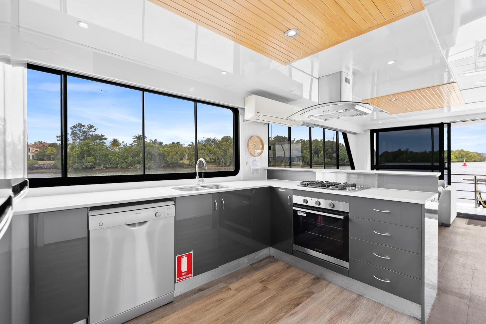 Botel Coomera Houseboats