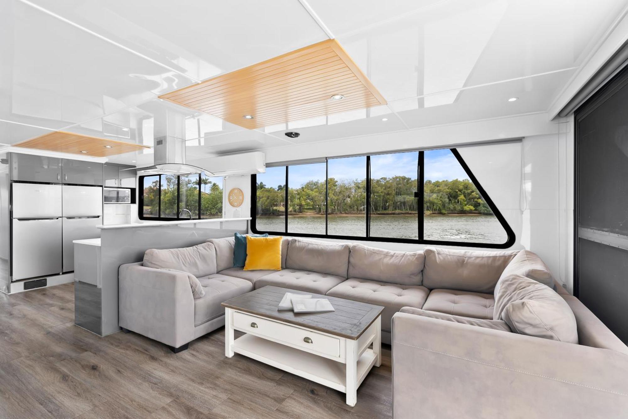 Botel Coomera Houseboats 4*