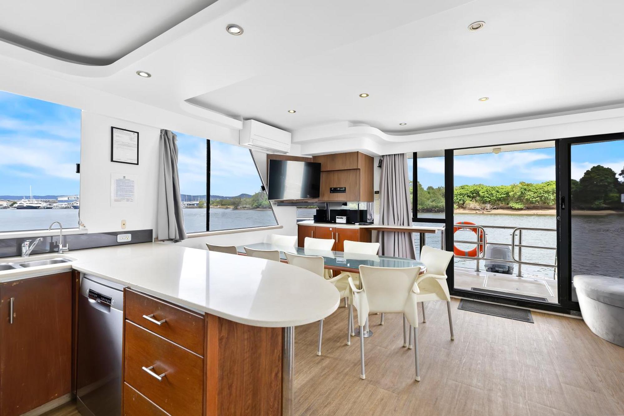 Coomera Houseboats Botel Gold Coast