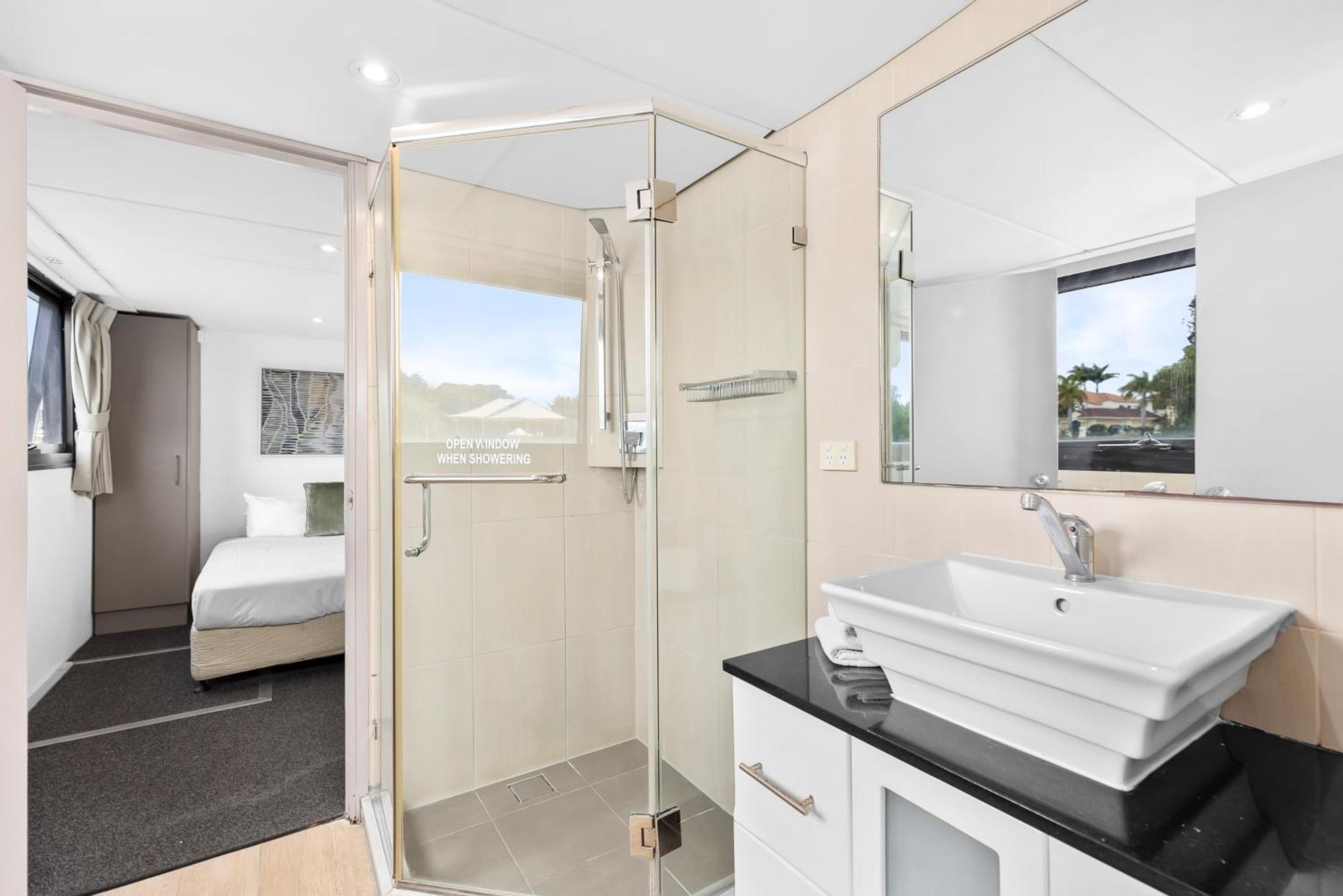 Coomera Houseboats Botel