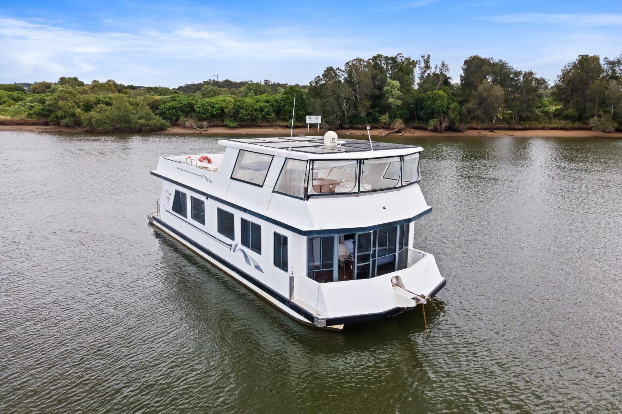 Botel Coomera Houseboats 4*