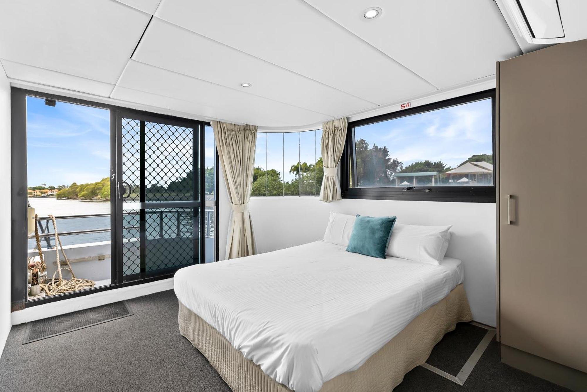 Coomera Houseboats Botel