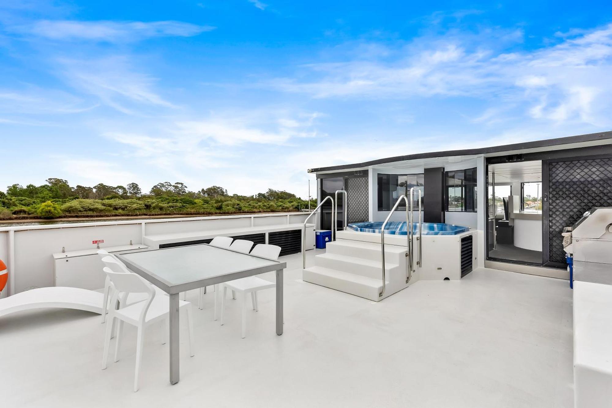 Botel Coomera Houseboats