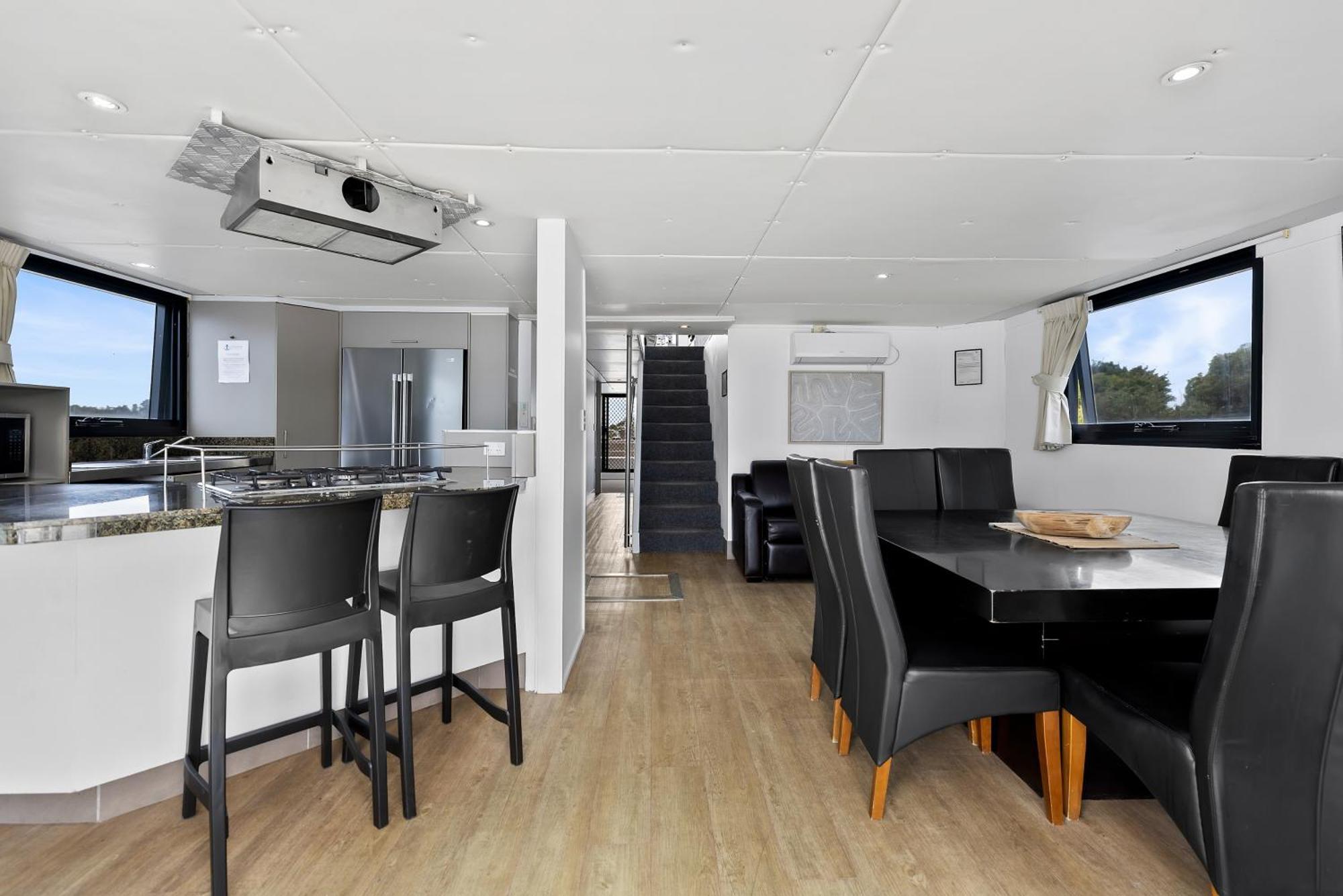 Botel Coomera Houseboats 4*
