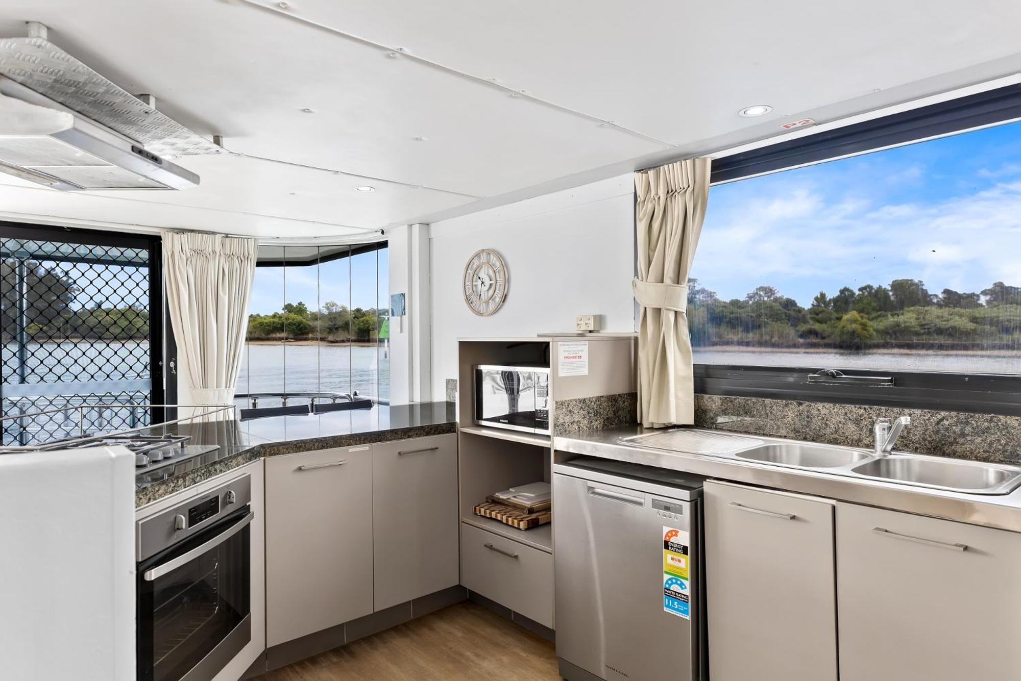 Coomera Houseboats Botel Gold Coast